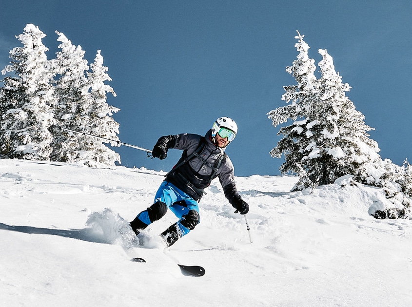 Ein Skifahrer fährt die Piste hinunter