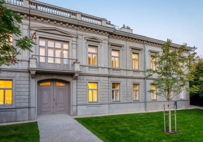 Villa Suvero in Wien mit Einfahrt von außen