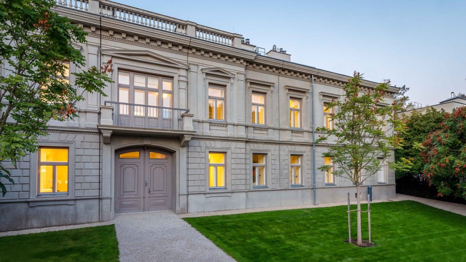 Villa Suvero in Wien mit Einfahrt von außen