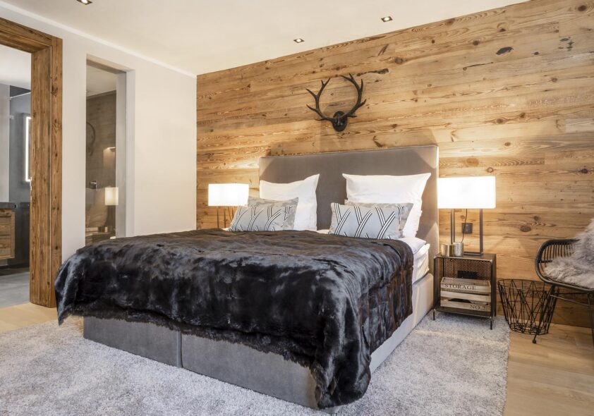 Wohnbereich in Alpin-Apartment mit rustikaler Steinwand