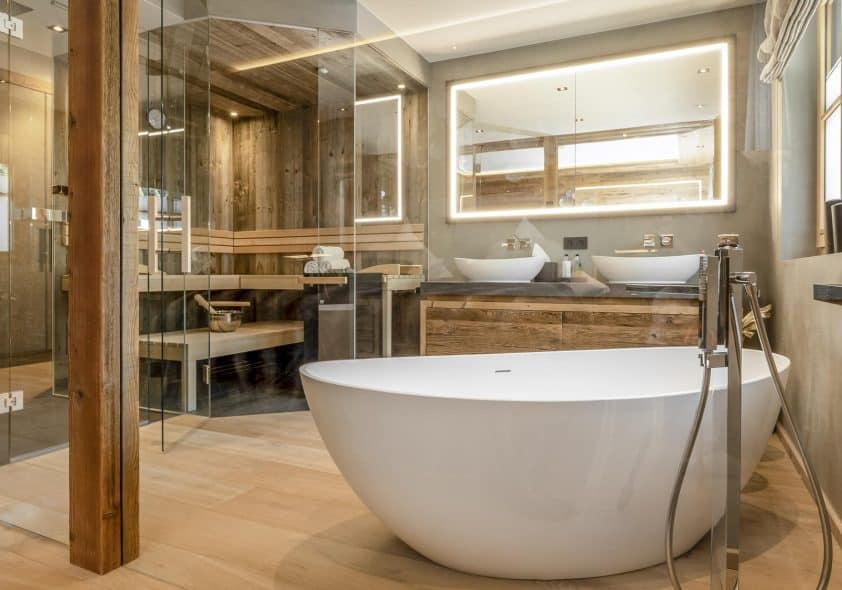 Badezimmer mit einladender Badewanne im exklusiven Alpin-Apartment in Kitzbühel