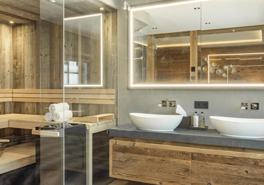Badezimmer mit Sauna im exklusiven Alpin-Apartment in Kitzbühel