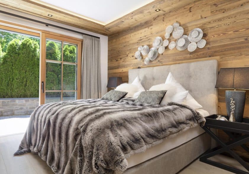 Schlafzimer mit rustikalen Elementen in Alpin-Apartment in Kitzbühel