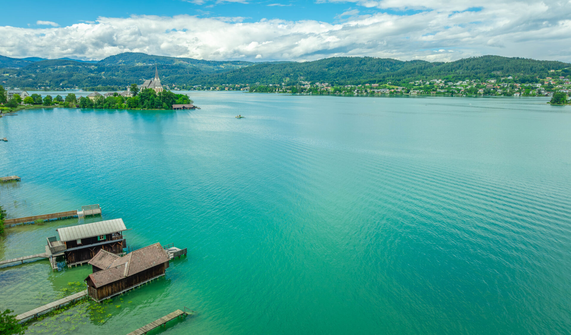 Ausblick eines Grundstücks am Wörthersee auf den See.