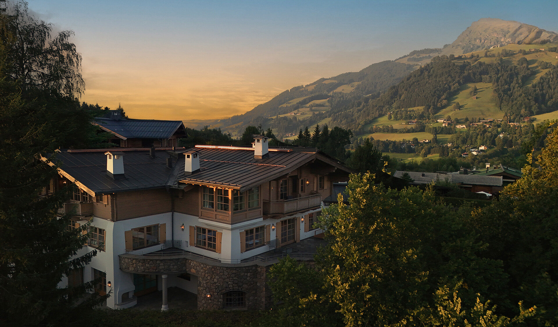Fernansicht auf das Chalet am Lebenberg mit Bergpanorama im Hintergrund
