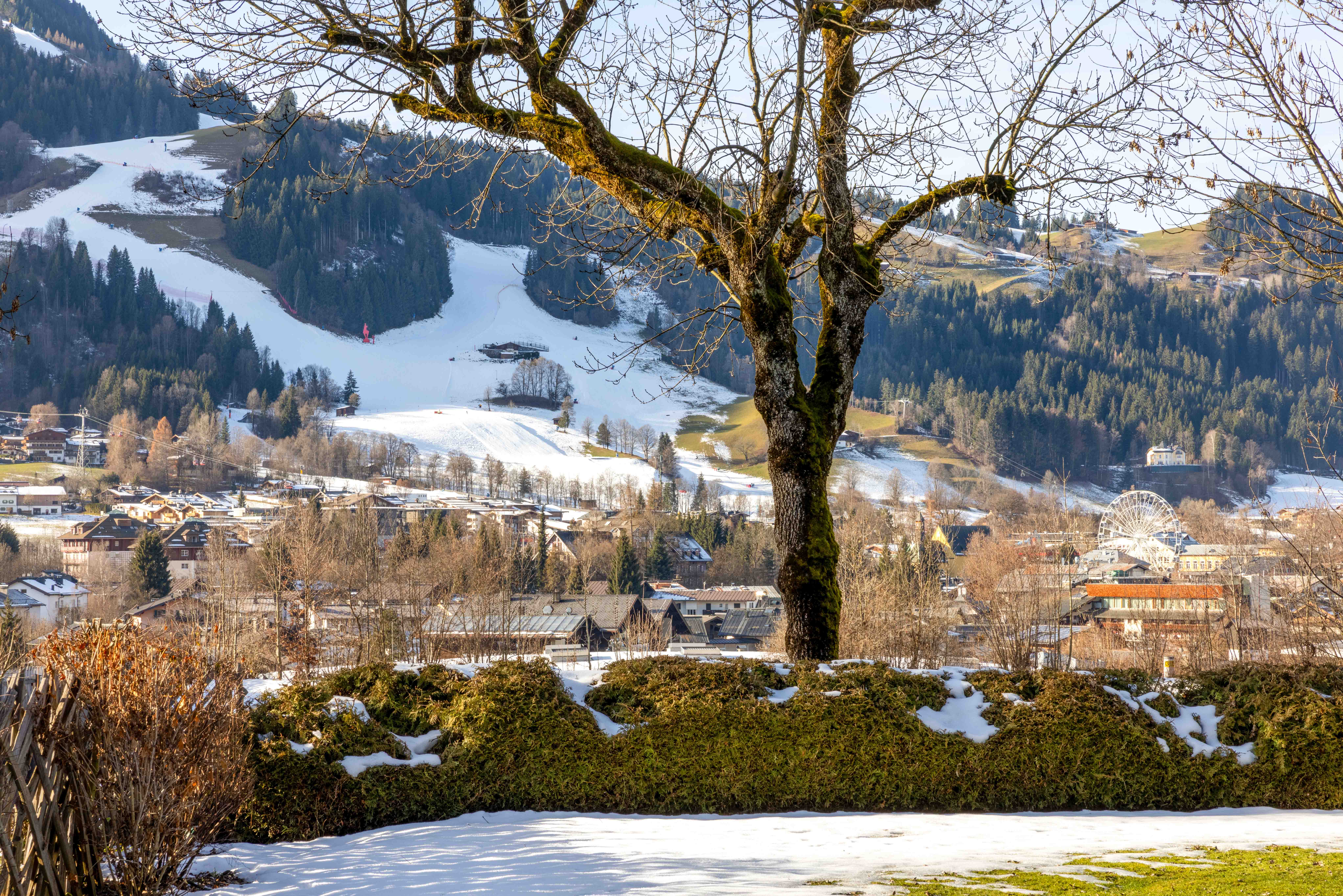 Winterlandschaft in den Alpen mit Blick auf die Gamsstadt und schneebedeckte Hänge.