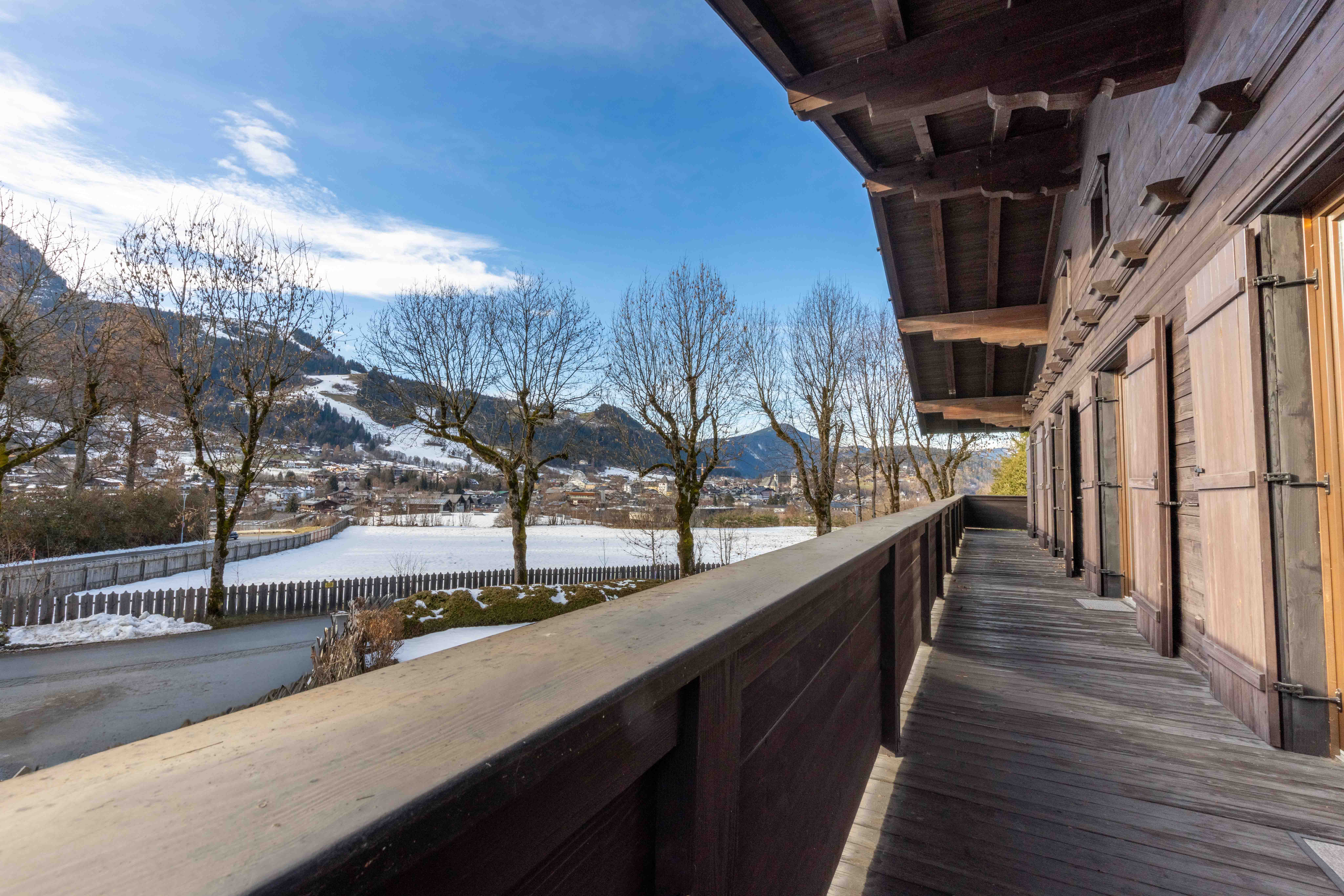Geräumiger Holzbalkon mit Alpenpanorama und Bergblick im Winter.