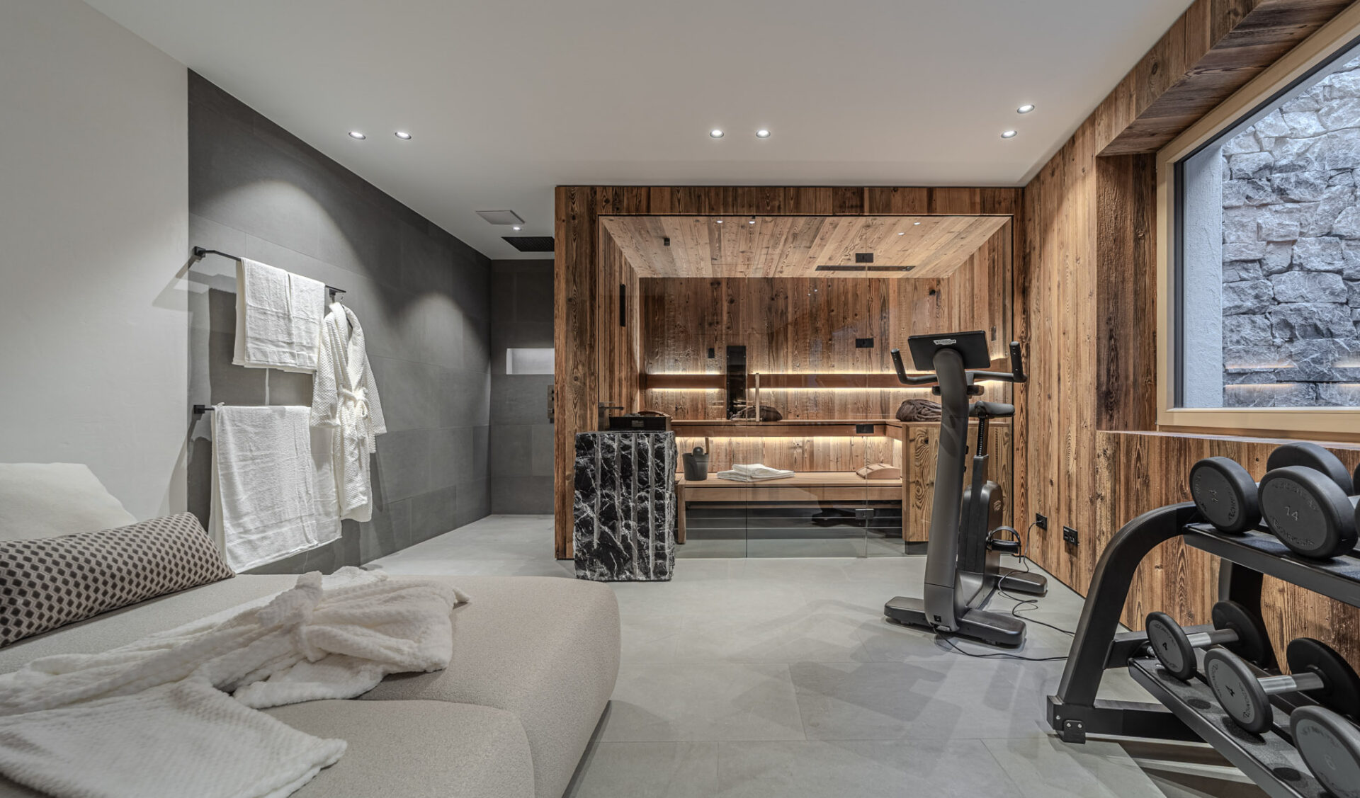 Chalet-Wellnessbereich mit Designer-Sauna, Ruheraum und Trainingsbereich.