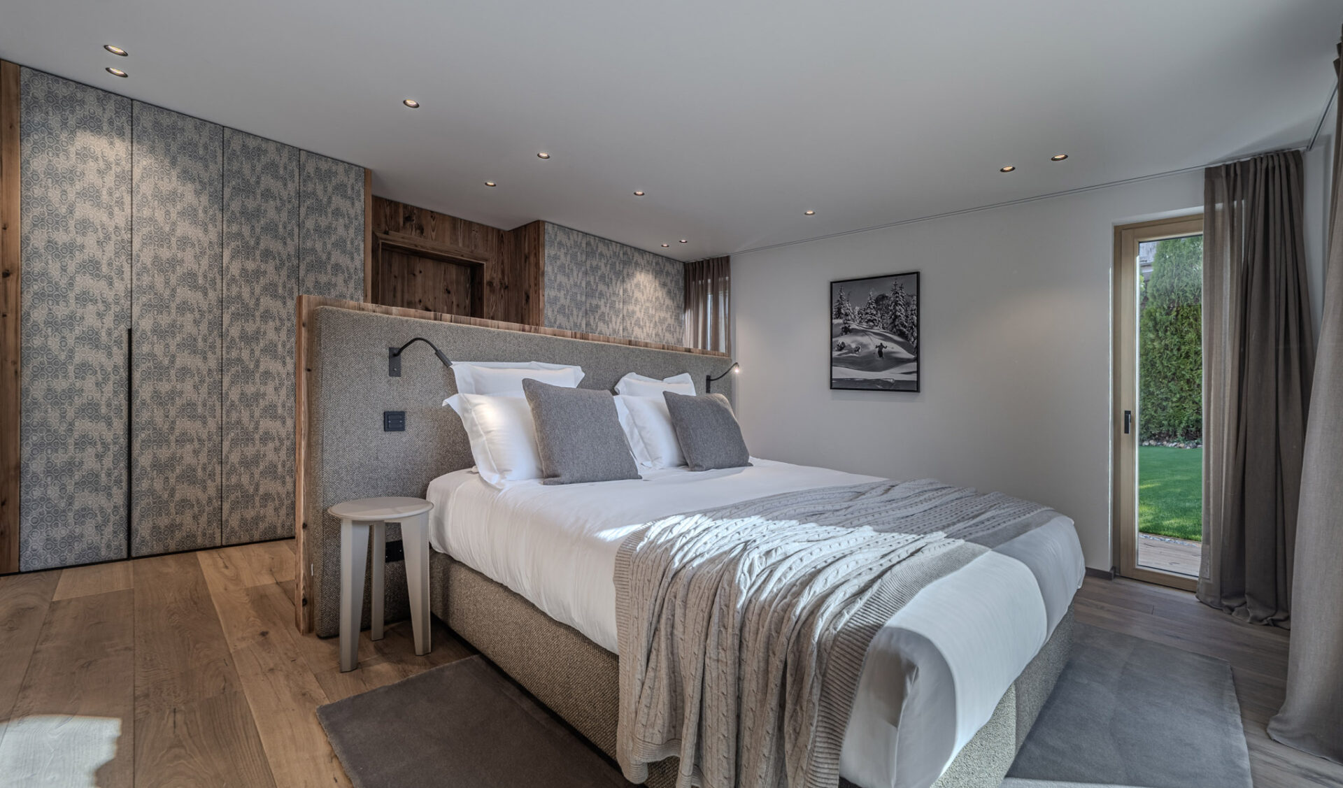 Modernes Schlafzimmer mit Naturtönen, Einbauschränken und direktem Gartenzugang.