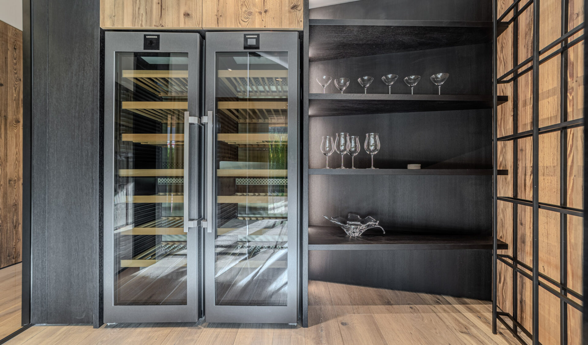 Luxus-Chalet Weinkeller mit Designer-Weinkühlschränken und Bar-Bereich.