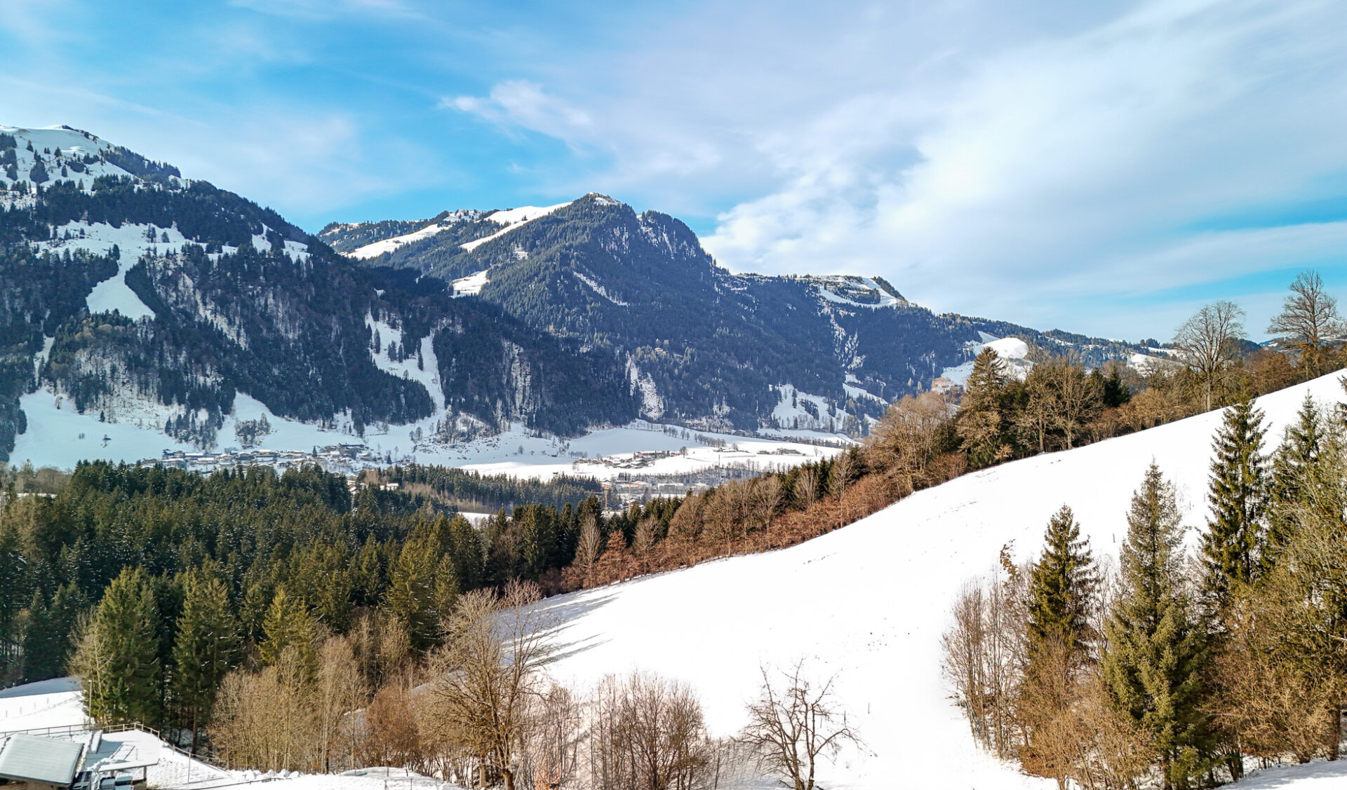 Exklusive Aussichtslage mit freiem Blick majestätisches Bergpanorama und blauem Himmel.
