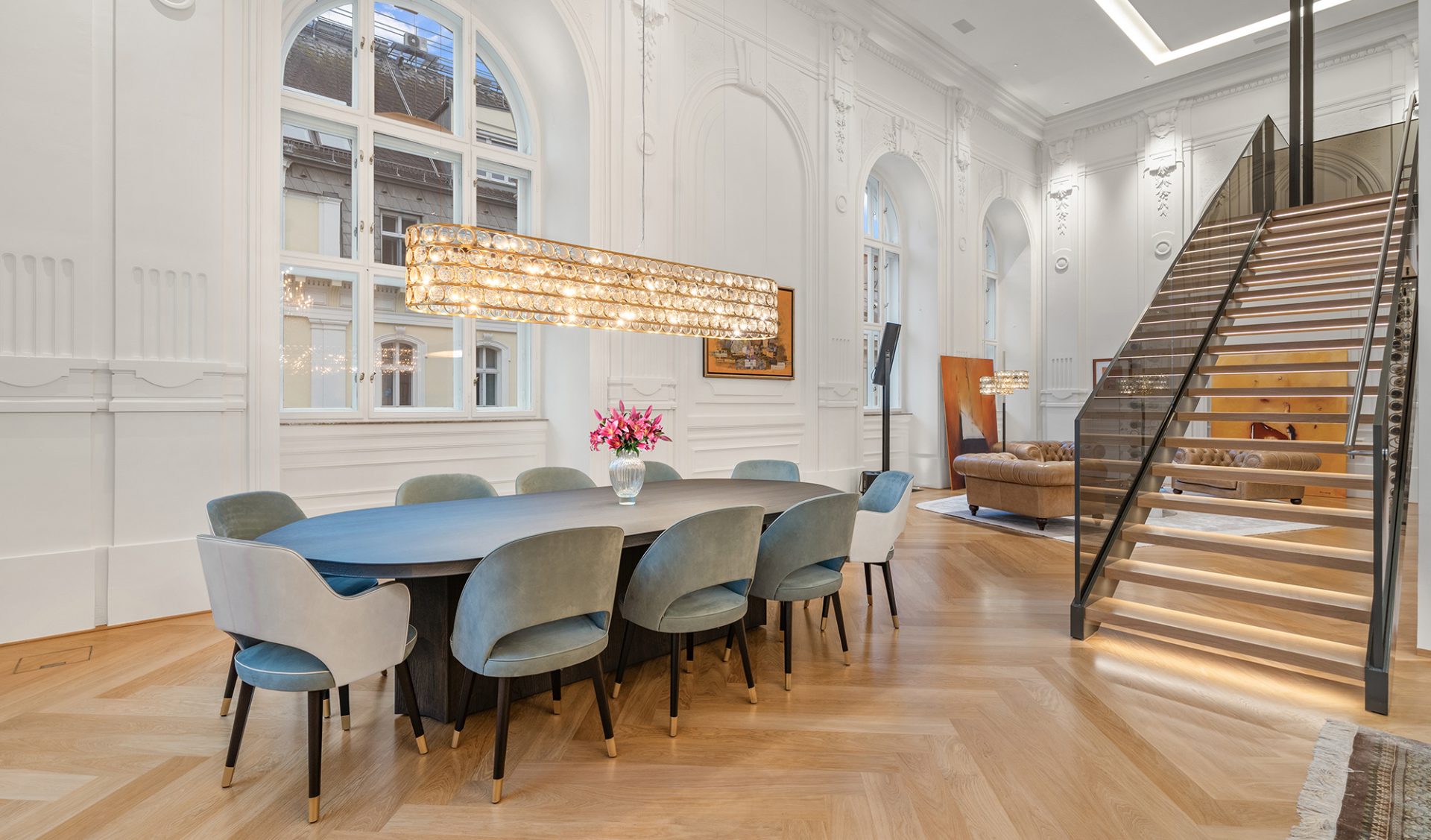 Luxuriöser Essbereich mit 10-Personen-Esstisch, Samtvelours-Stühlen und linearem Kristallkronleuchter.