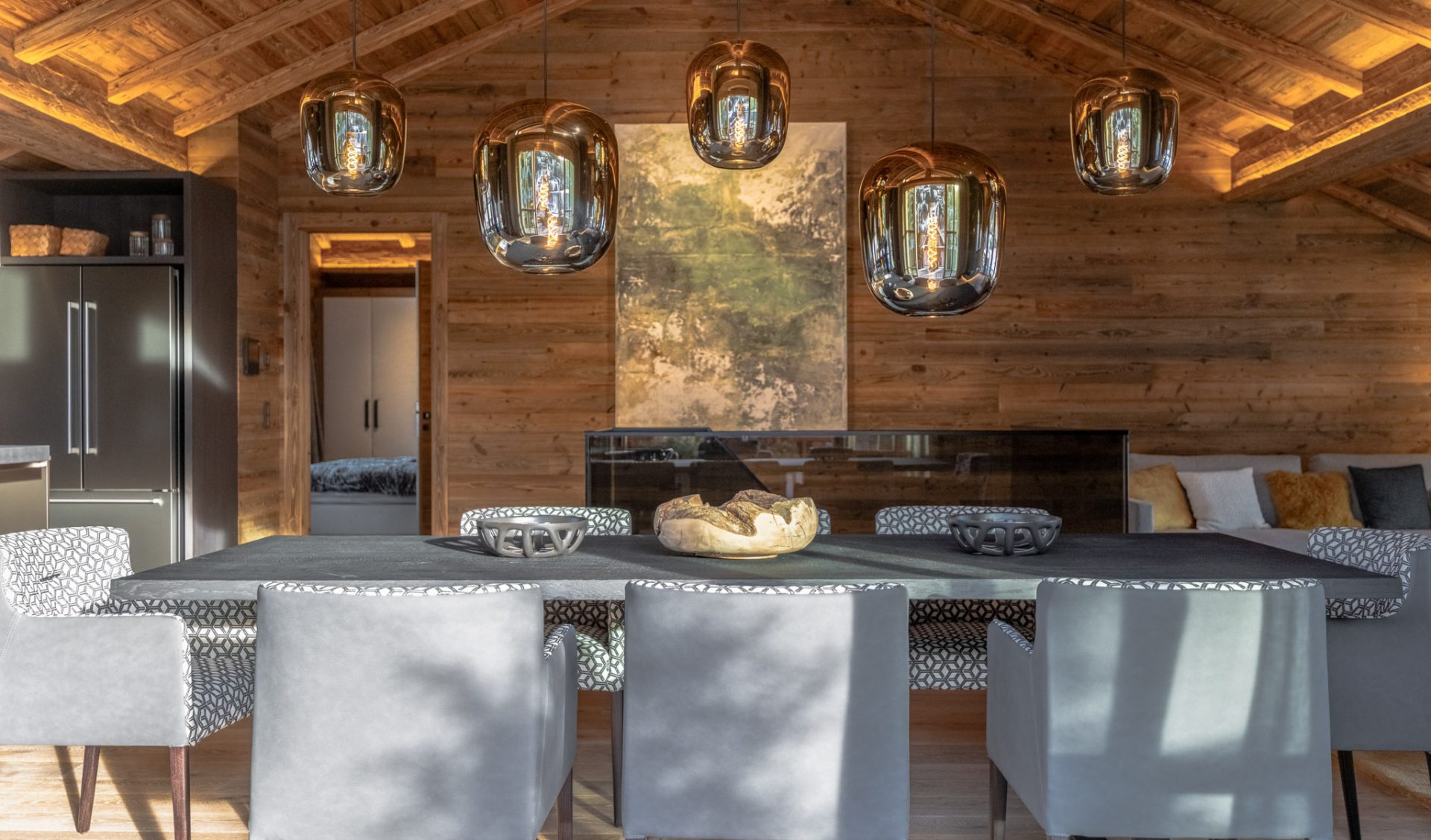 Offener Essbereich mit Altholz-Sichtdachstuhl und Designer-Pendelleuchten.