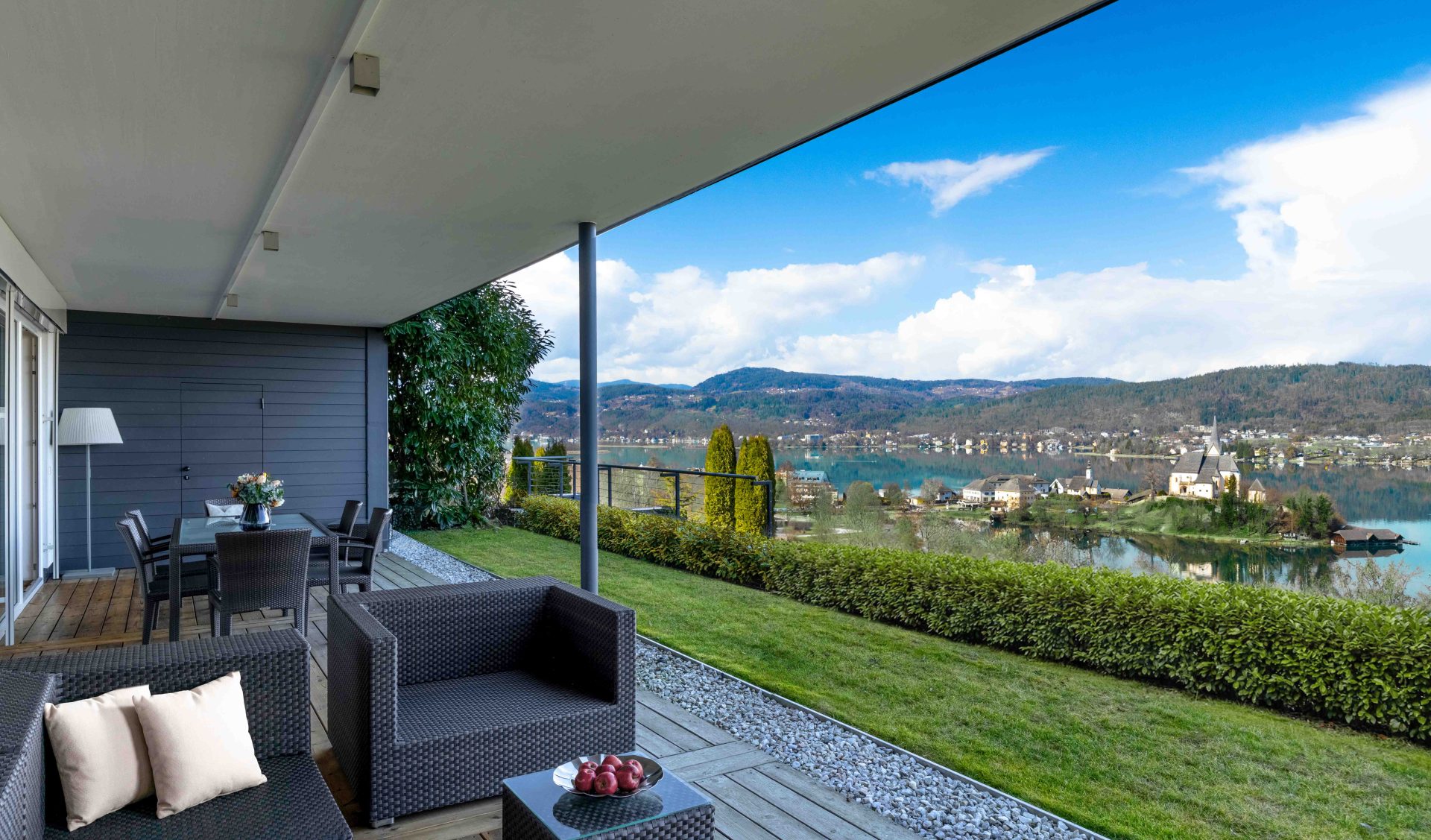 Exklusive überdachte Terrasse mit Designer-Lounge, gepflegtem Garten und Wörthersee-Panorama.
