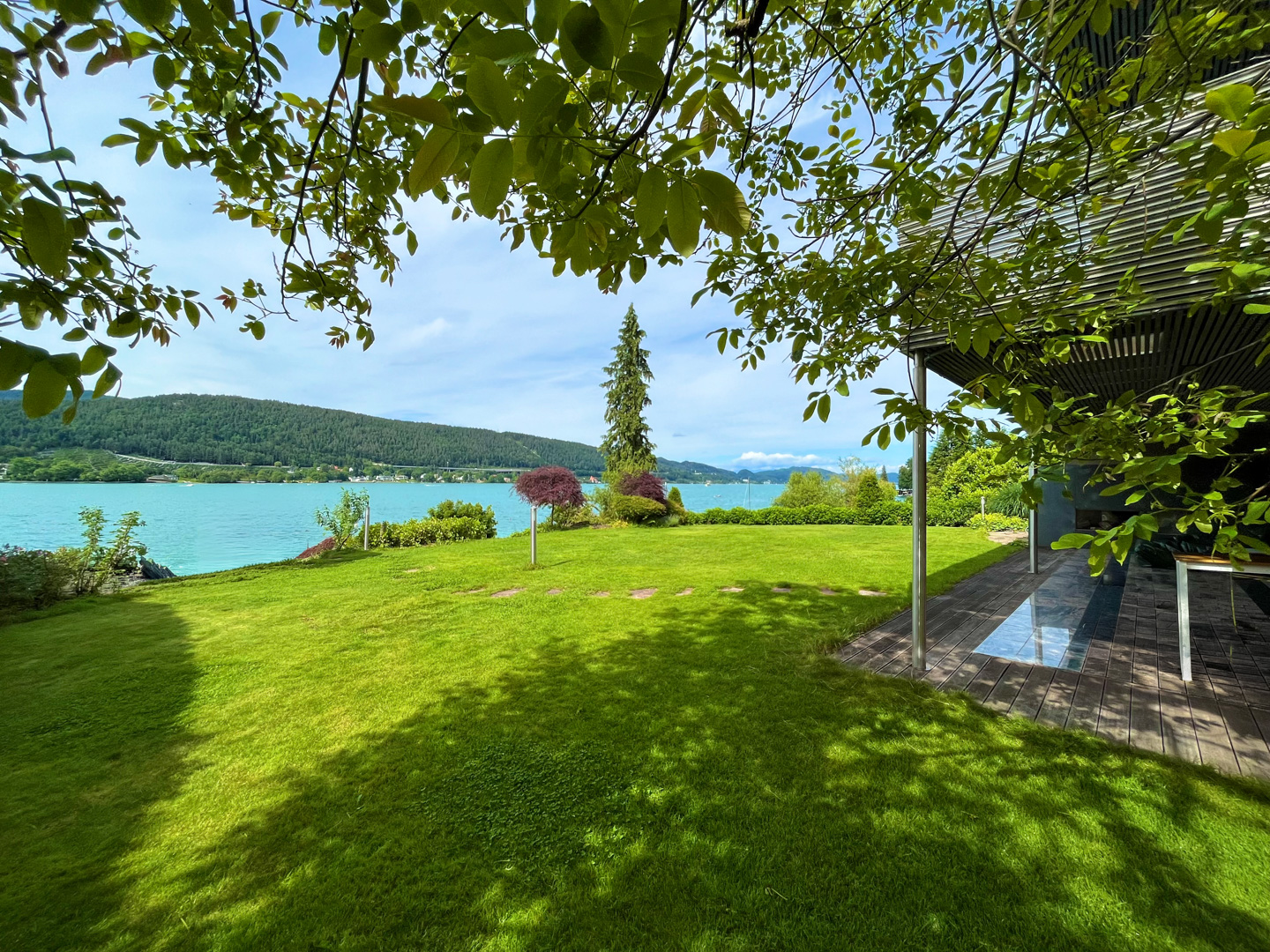Großzügiger Garten mit überdachter Terrasse und direktem Wörtherseeblick.