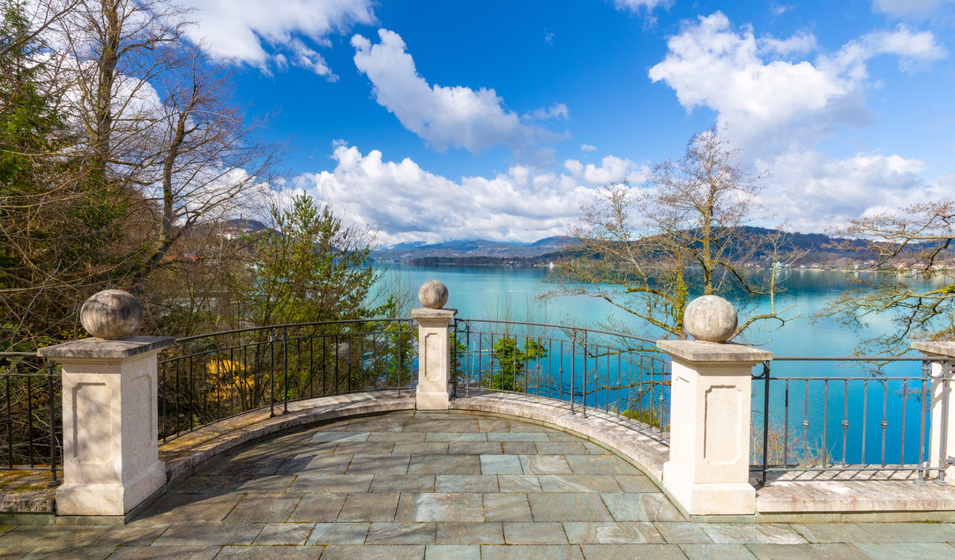 Elegante Aussichtsterrasse mit historischen Steinpfeilern und unverbaubarem Wörthersee-Panorama.