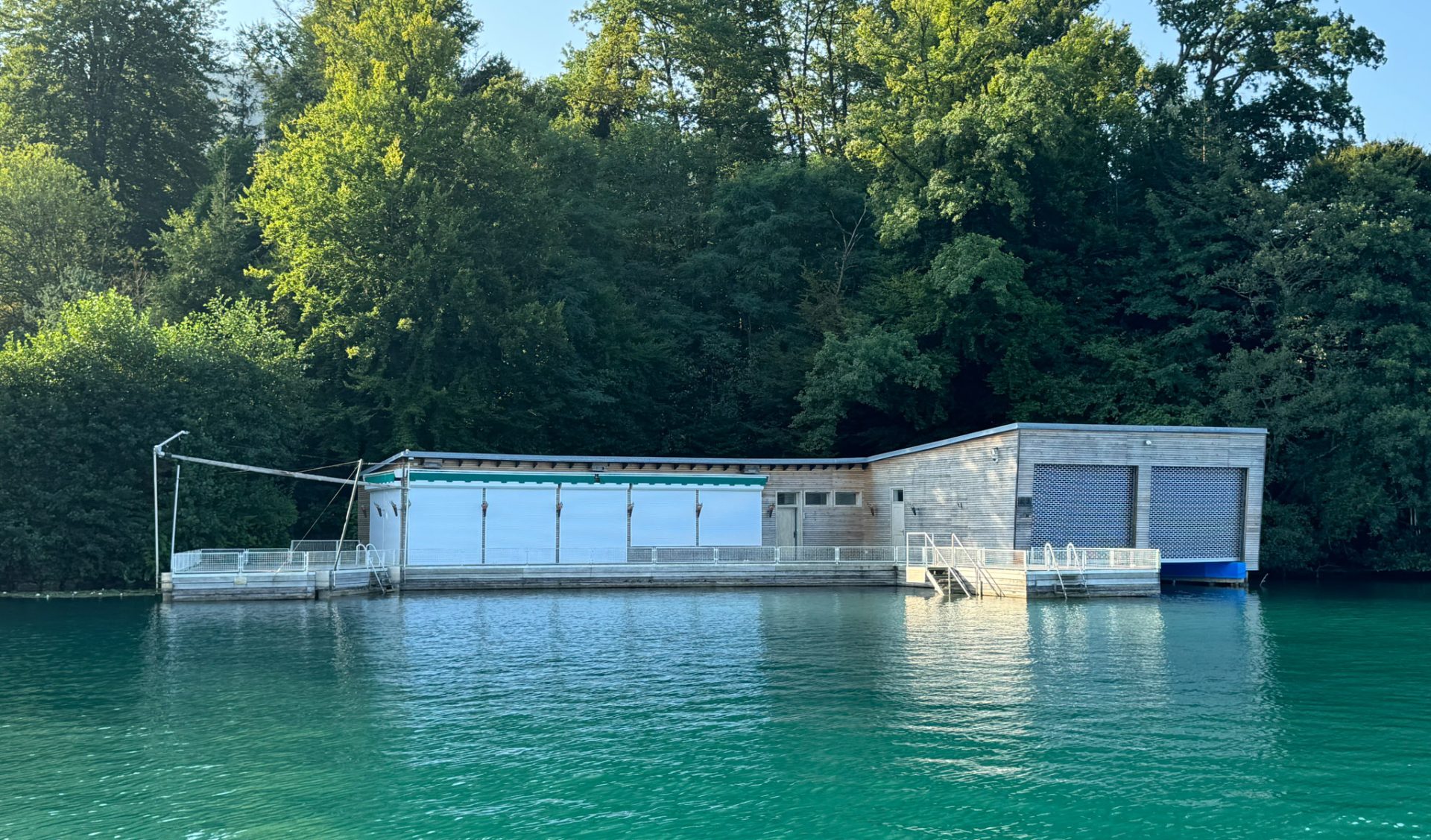 Privates Bootshaus mit überdachtem Steg und Bootsanlegeplatz direkt am Wörthersee.