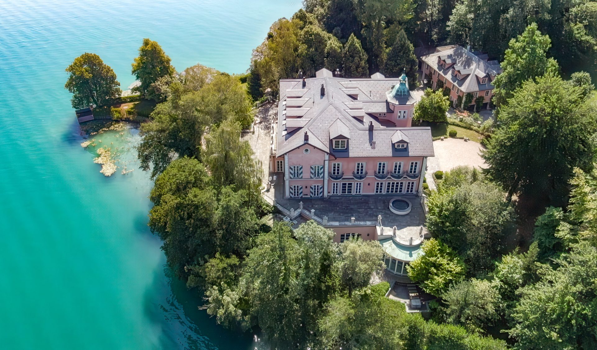 Luftaufnahme der historischen Seevilla „The Grand" mit direkter Uferlage am Wörthersee.