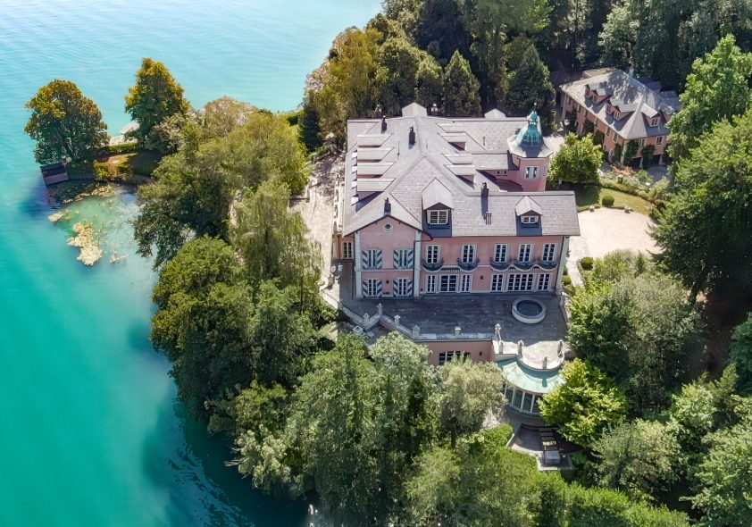 Luftaufnahme der historischen Seevilla „The Grand